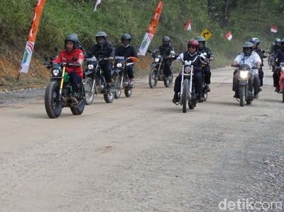 Gaya Jokowi Jajal Jalan di Perbatasan Naik Motor Custom