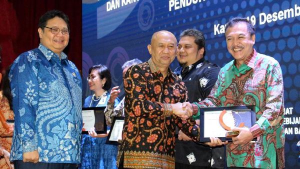 Menkop UKM Beri Penghargaan untuk Penjamin KUR Terbaik 2019