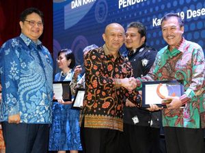 Menkop UKM Beri Penghargaan untuk Penjamin KUR Terbaik 2019