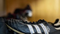 Keyakinan Pascaline ditumpahkan ke dalam lapangan. Ia didukung oleh sepasang sepatu sepakbola yang disimpan hanya untuk pertandingan khusus dan bergengsi.