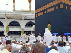 Tips Sholat Jumat di Depan Kakbah saat Masjidil Haram Padat Jemaah