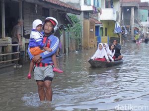 Hari Kedua Banjir, Pelajar di Dayeuhkolot Masih Naik Perahu ke Sekolah