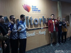 Laode Syarif Baca Puisi untuk Randi yang Tewas di Demo Kendari