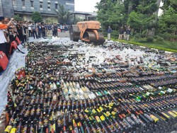 Jelang Tahun Baru, Polda Metro Musnahkan 42.000 Miras hingga 62 Kg Sabu