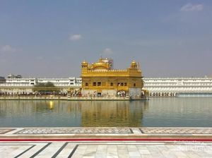 Indahnya Kuil Emas Mengapung di Negeri Bollywood