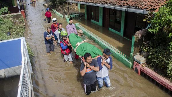 Warga Bandung Selatan Bopong Jenazah di Tengah Banjir