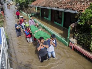 Warga Bandung Selatan Bopong Jenazah di Tengah Banjir