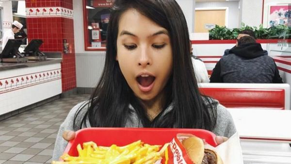 Perankan Ainun, Ini Pose Cantik Maudy Ayunda Saat Kulineran