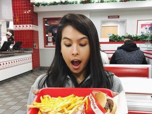 Perankan Ainun, Ini Pose Cantik Maudy Ayunda Saat Kulineran