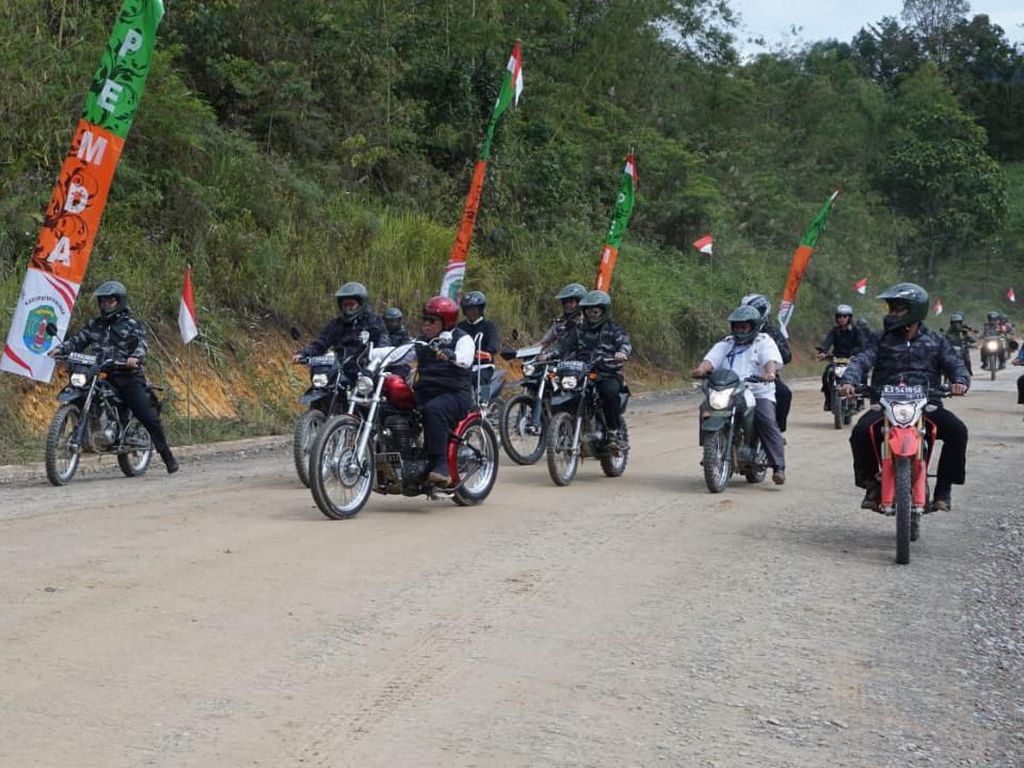 Jajal Jalan Perbatasan Pakai Motor Custom, Jokowi: Kalau Pakai Mobil Beda Jajal Jalan Perbatasan Pakai Motor Custom, Jokowi: Kalau Pakai Mobil Beda