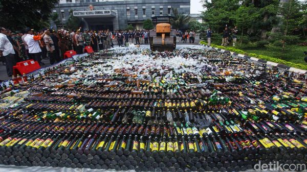 Polda Metro Jaya Gilas Ribuan Botol Miras dengan Alat Berat