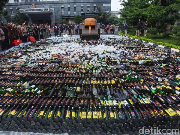 Polda Metro Jaya Gilas Ribuan Botol Miras dengan Alat Berat