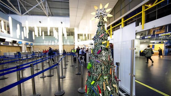 Unik! Pohon Natal Ini Dibuat Dari Barang Sitaan di Bandara