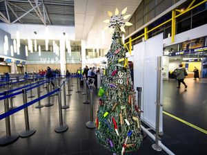 Unik! Pohon Natal Ini Dibuat Dari Barang Sitaan di Bandara
