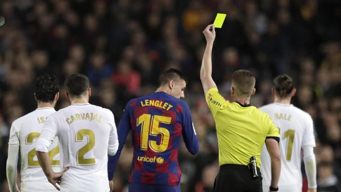 Clement Lenglet membantah dirinya berniat melanggar Raphael Varane pada sabung El Clasico (Foto: AP Photo/Bernat Armangue) Clement Lenglet membantah dirinya berniat melanggar Raphael Varane pada sabung El Clasico (Foto: AP Photo/Bernat Armangue)
