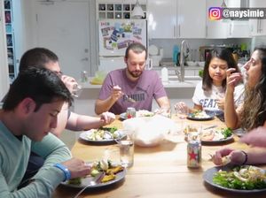 Disuguhi Gado-Gado, Bule Ini Ogah-ogahan Tapi Akhirnya Ketagihan