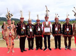 Jokowi Terima Gelar Dayak Lundaeh di Nunukan Kaltara