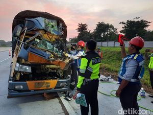 Dua Truk Bertabrakan di Tol Ngawi-Solo, 1 Orang Tewas Dua Truk Bertabrakan di Tol Ngawi-Solo, 1 Orang Tewas