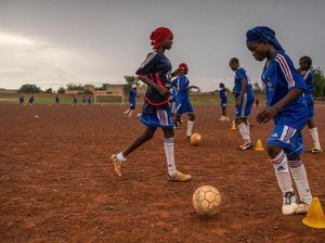 Sepakbola Hancurkan Mimpi Buruk Pernikahan Dini di Niger Sepakbola Hancurkan Mimpi Buruk Pernikahan Dini di Niger
