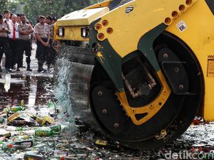 Ribuan Botol Miras Dimusnahkan di Jakut