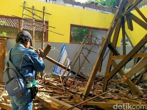 Lagi, Atap Kelas SDN di Jember Ambruk