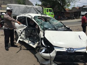 Pengemudi Mobil Tewas Akibat Tabrak Pembatas Jalan di Cirebon
