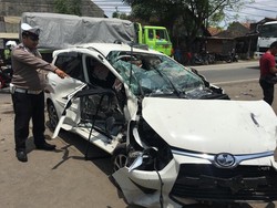Pengemudi Mobil Tewas Akibat Tabrak Pembatas Jalan di Cirebon