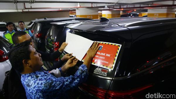 Berburu Penunggak Pajak di Mal Pacific Place