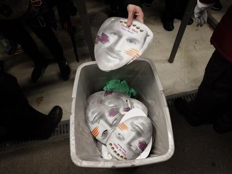 Topeng Lionel Messi yang diamankan petugas Camp Nou.