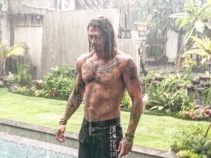 Hujan-hujanan di Bali, Apa Sosok Ini Jason Momoa si Aquaman?