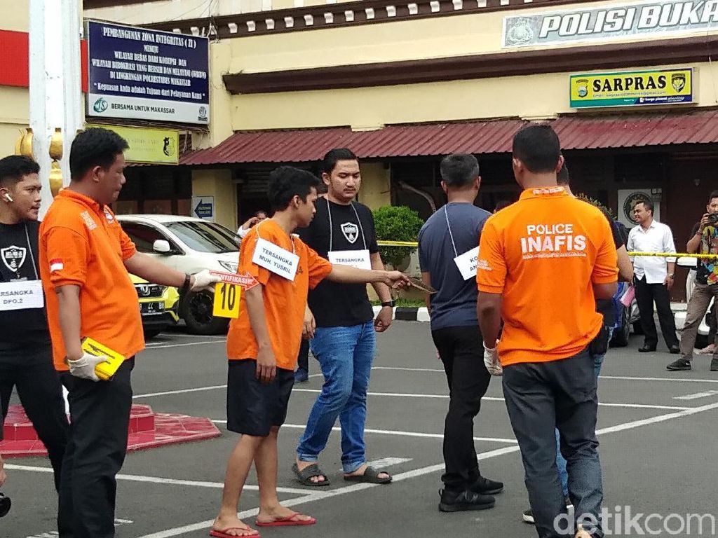 Rekonstruksi Penikaman Mahasiswa UMI Makassar, Korban Diserang Saat Ngopi Rekonstruksi Penikaman Mahasiswa UMI Makassar, Korban Diserang Saat Ngopi