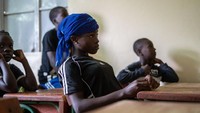 Lingkungan ini sangat berat dan menantang dilewati untuk gadis seperti Pascaline untuk tumbuh dewasa. Ribuan anak perempuan disana dibayang-bayangi pernikahan dini. Untuk diketahui, Niger adalah salah satu negara dengan tingkat pernikahan dini tertinggi di dunia. 81 persen wanita berusia 20-24 tahun di Niger tidak memiliki pendidikan formal. Mereka bisanya terpaksa menikah pada usia 18 tahun karena putus sekolah. 