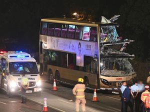 Bus Tingkat Tabrak Pohon di Hong Kong, 6 Orang Tewas Bus Tingkat Tabrak Pohon di Hong Kong, 6 Orang Tewas