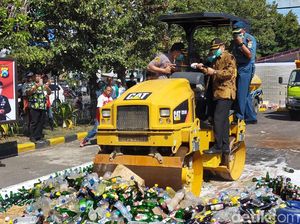 Dua Ton Miras Senilai Rp 250 Juta Dimusnahkan Jelang Nataru