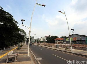 Pro Kontra UMKM Jualan di Trotoar Ibu Kota Pro Kontra UMKM Jualan di Trotoar Ibu Kota