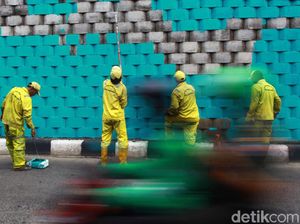 Tembok JLNT di Kawasan Cipete Dicat Petugas Bina Marga Tembok JLNT di Kawasan Cipete Dicat Petugas Bina Marga