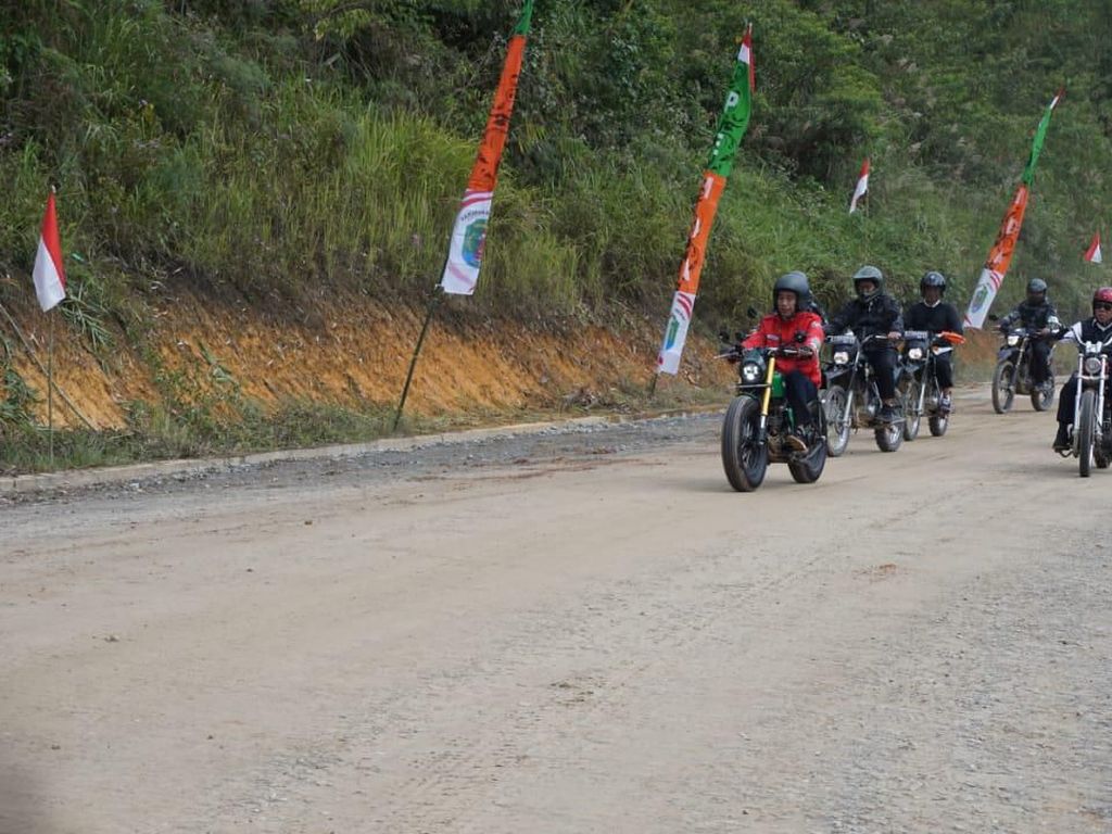 Video Jokowi Tunggangi Motor Modif Cek Jalan Perbatasan RI-Malaysia Video Jokowi Tunggangi Motor Modif Cek Jalan Perbatasan RI-Malaysia