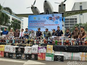 Bea Cukai Jakarta Musnahkan Ribuan Botol Miras-Rokok Ilegal
