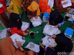 Peringati Hari Ibu, Ratusan Perempuan di Karawang Membatik Massal