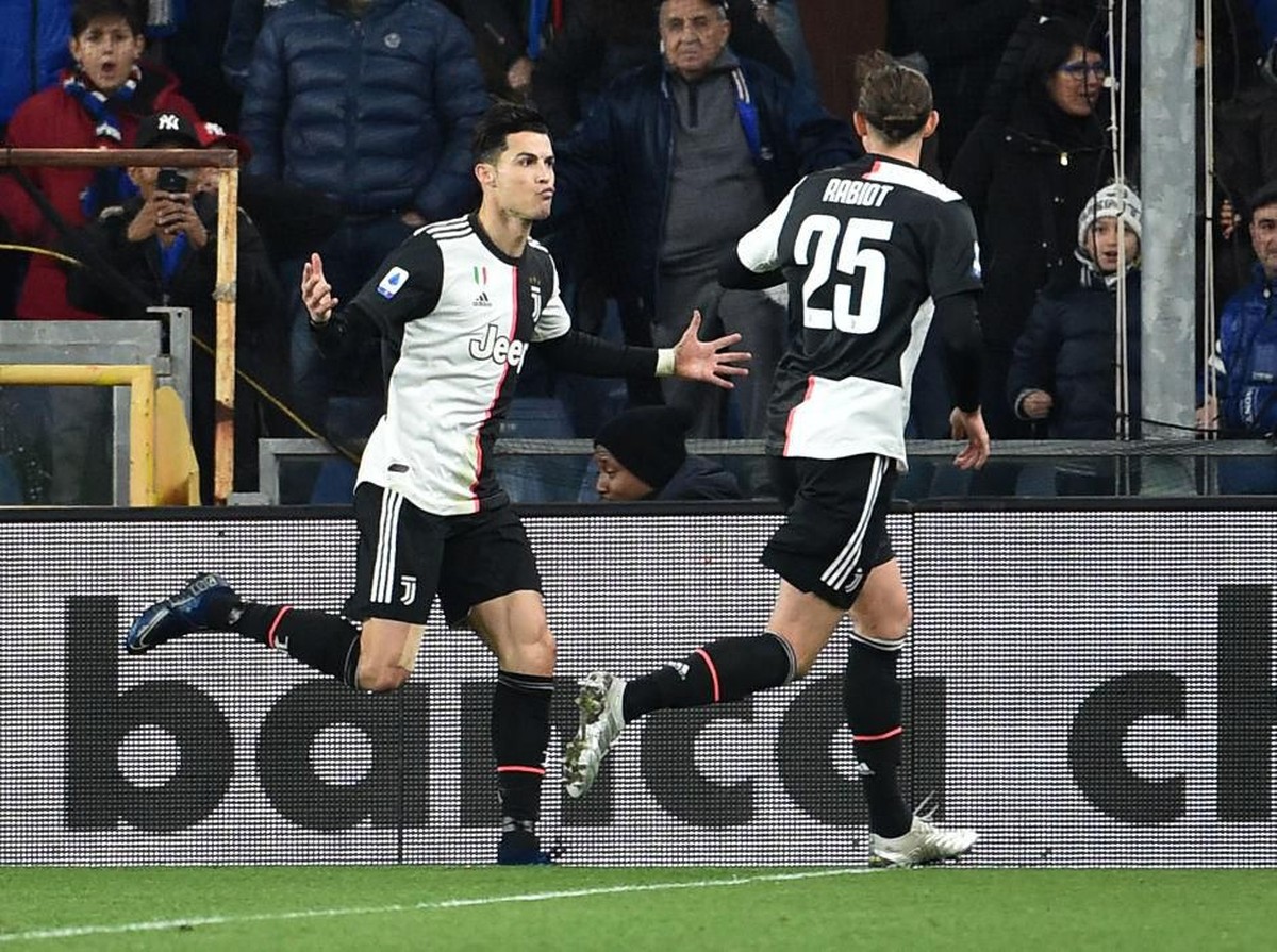 Cristiano Ronaldo memencetak gol dengan mencatatkan lompatan 2,56 meter untuk Juventus ke gawang Sampdoria. (Foto: Paolo Rattini/Getty Images)