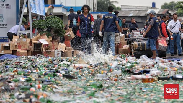 Pemusnahan barang bukti minuman keras dan rokok  ilegal hasil tangkapan Bea Cukai di Kantor Pusat Bea Cukai, Rawamangun, Jakarta, Kamis, 19 Desember 2019. Bea Cukai Jakarta melakukan pemusnahan 2.777.114 batang rokok dan 14.719 botol minuman keras ilegal berbagai merek senilai Rp 6.462.090.500 dengan kerugian negara ditaksir mencapai Rp 5.524.632.922. CNN Indonesia/Bisma Septalisma