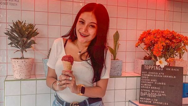 Wanita Seksi yang Mandi di Atas Motor Ternyata Suka Es Krim