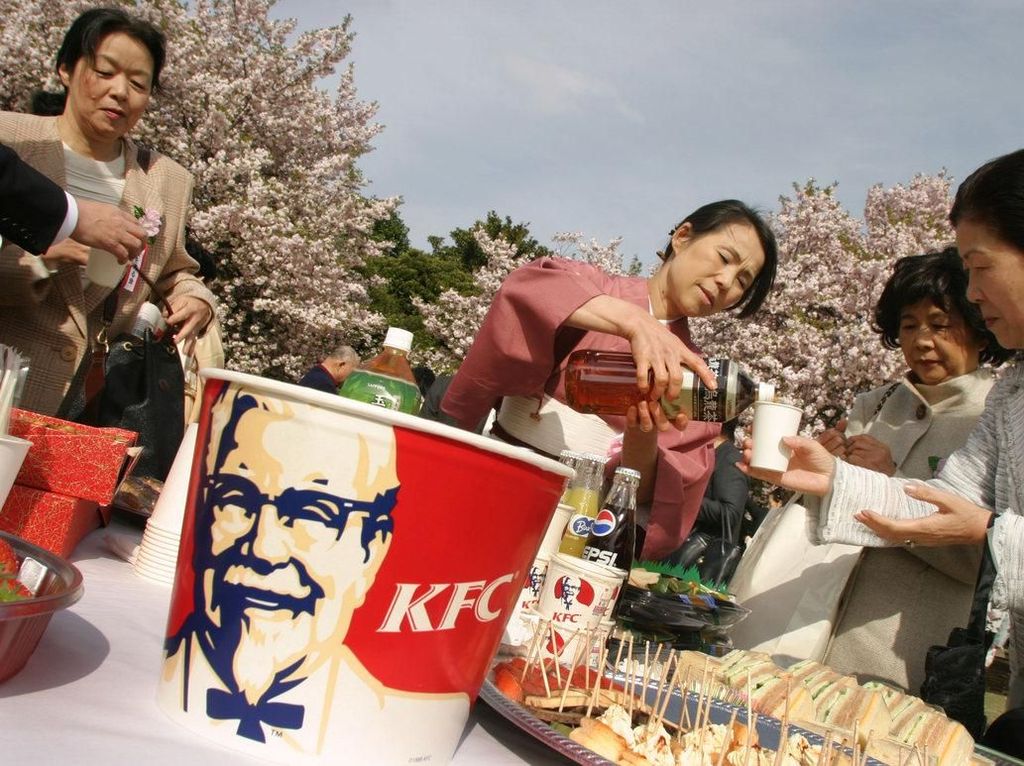 Ini Sebabnya Orang Jepang Rayakan Natal di KFC Sejak Dulu Ini Sebabnya Orang Jepang Rayakan Natal di KFC Sejak Dulu