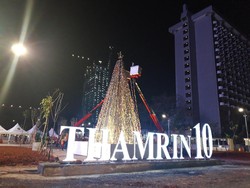 Dikerjakan hingga Malam, Begini Wujud Pohon Natal Raksasa di Thamrin Jakpus