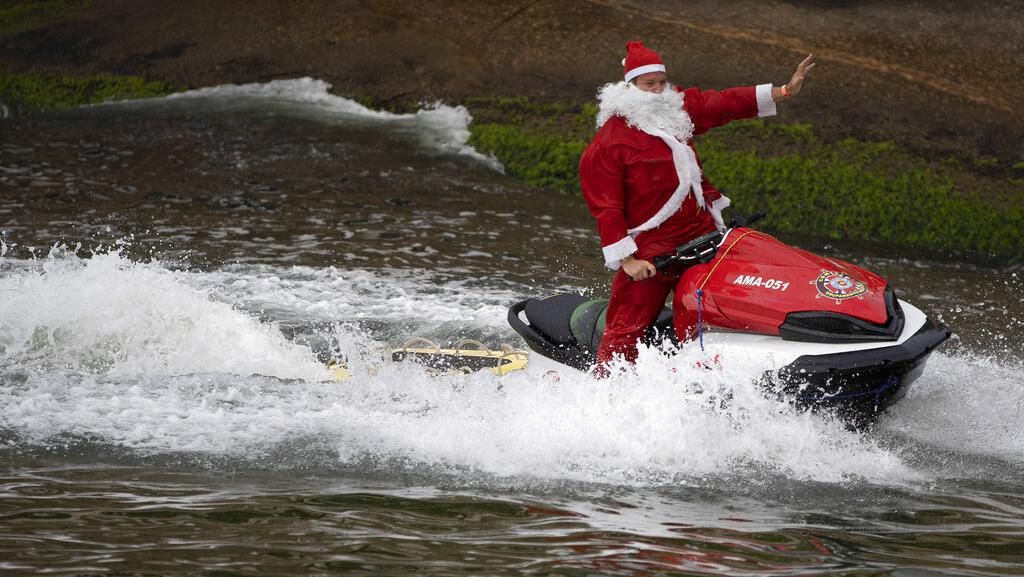 Hohoho! Di Brasil Santa Claus Asyik Naik Jet Ski