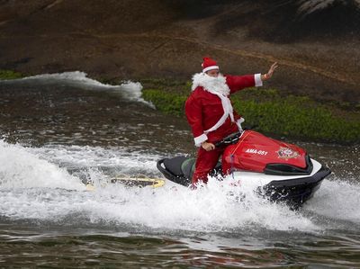 Hohoho! Di Brasil Santa Claus Asyik Naik Jet Ski