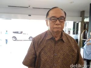 Anggota Wantimpres Jokowi Jenguk Adian Napitupulu di RS Siloam
