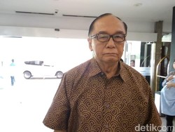 Anggota Wantimpres Jokowi Jenguk Adian Napitupulu di RS Siloam