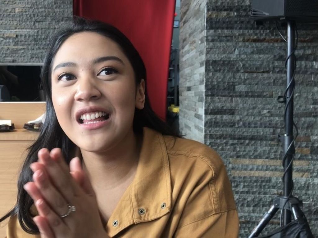 Putri Tanjung Ajak Milenial Beramal Lewat Kacamata Putri Tanjung Ajak Milenial Beramal Lewat Kacamata