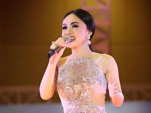 Tampil dengan Rambut Panjang, Penampilan Yuni Shara Manglingi